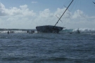 Akcja ściągania jachtu z rafy